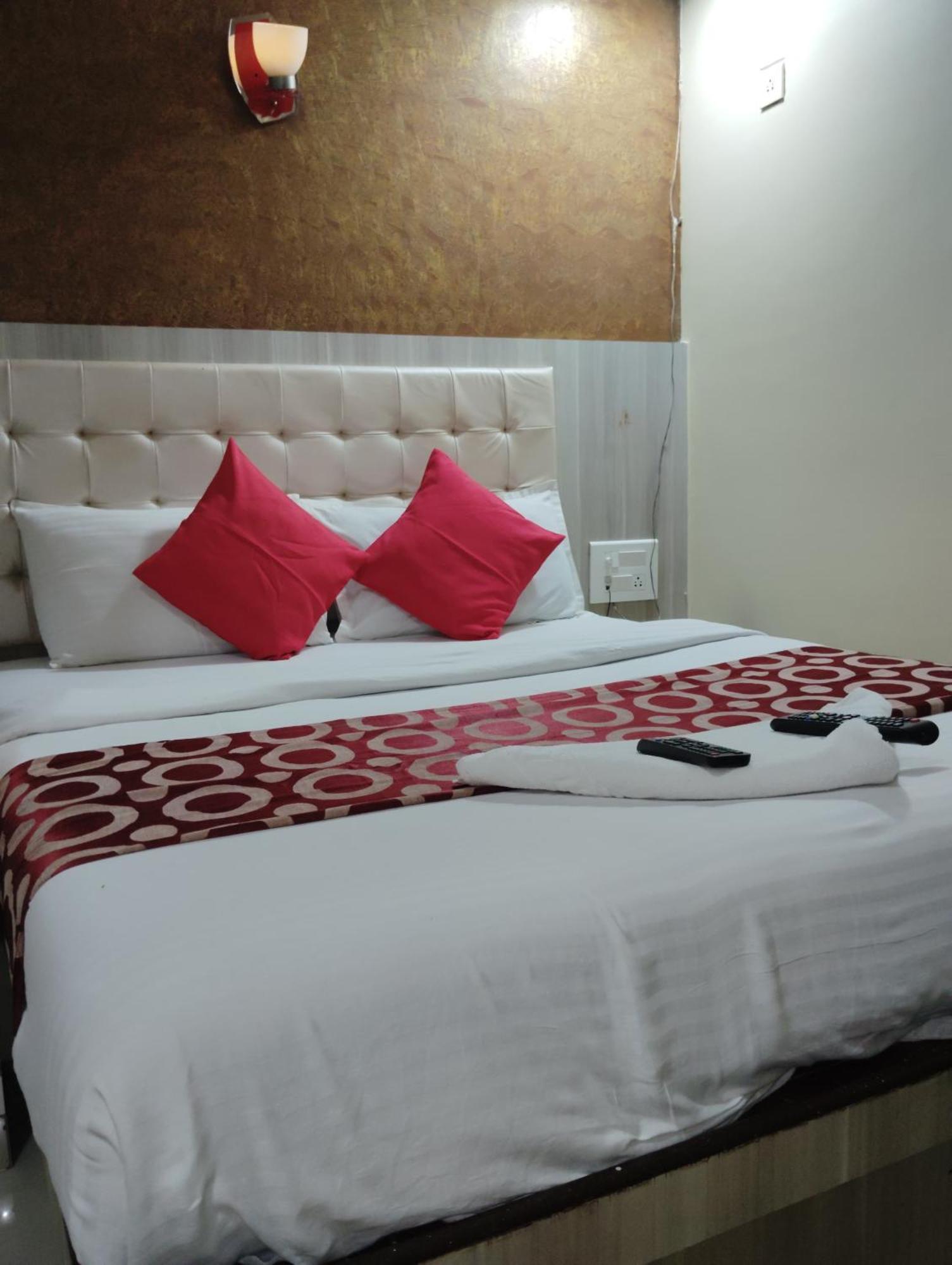 Hotel Golden Park Near Nesco Мумбаи Экстерьер фото