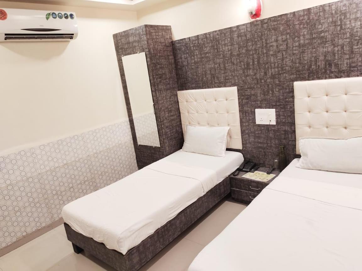 Hotel Golden Park Near Nesco Мумбаи Экстерьер фото